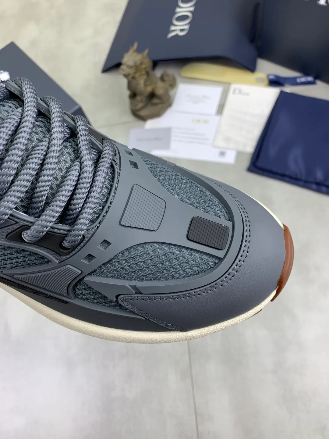 Men's Men's Shoes P600💰💎💎💎Top quality DIOR men's low-top sneakers series Newly launched this season, this low-top sneaker is one of the flagship styles of the series. Crafted from cowhide leather uppers combined with mesh and white technical fabric, it's finished with reflective graphic logos. Featuring logos on the heel and tongue, the extra-light sculpted rubber sole with signature embellishments enhances style, and internal stretch details create an ideal comfort fit that pairs well with a variety of casual looks. Shows fashionable and modern sports style Size:39-45 (38 46 customized)